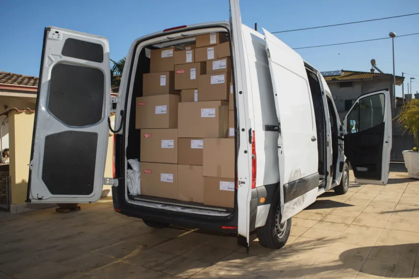 Van com compartimento cheio de caixas para entrega Van com compartimento cheio de caixas para entrega