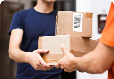 Entregador deixando seus pacotes com o destinatário Entregador deixando seus pacotes com o destinatário